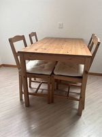 Tisch mit 4 Stühlen und Sitzkissen