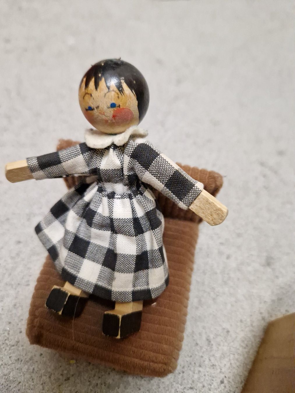 Case e mobili per bambole: Antike Möbel und Figürchen für Bäbistube Puppenstube – Usato da Zürich venduto da Milarit1 4