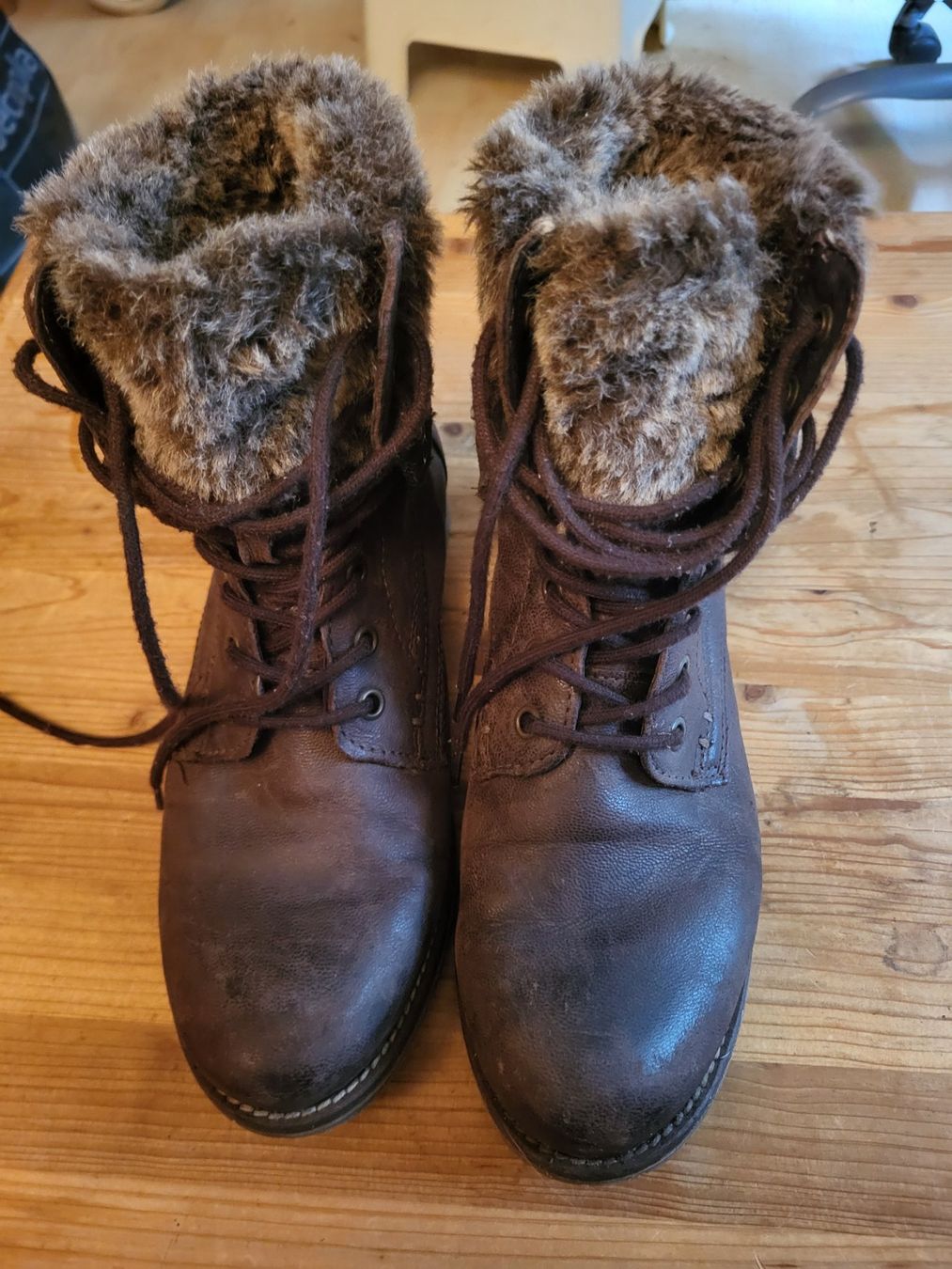 Scarpe da donna: Braune Boots mit Fell, Grösse 37 – Usato da Guggisberg venduto da Aegertenlehn