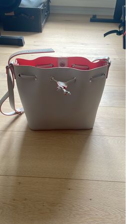 Elegante Handtasche in Taupe mit orangen Akzenten