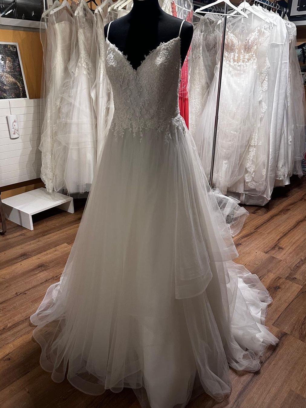 Pronovias Kleider: NEU St. Patrick White One Waterleaf, Gr. 38 mit Etikett – Neu (gemäss Beschreibung) aus Embrach von vmadia 4