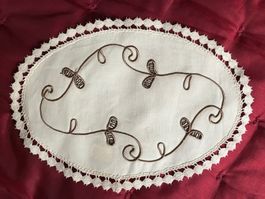 Napperon neuf à broderie bourdon (+ 1)