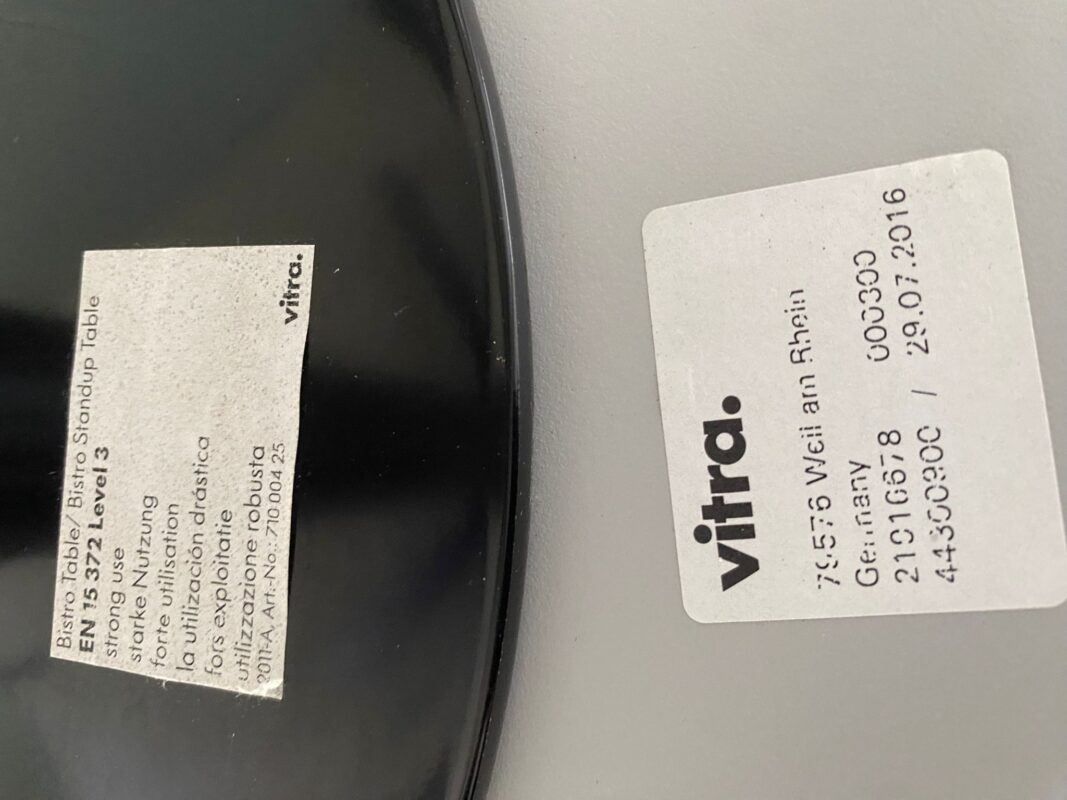 Set di tavolo e panche: Bistro Tisch und Stühle von Vitra – Usato da St. Gallen venduto da MSMoebelhandel 1