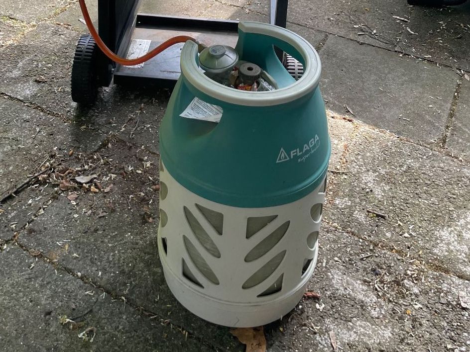 Apparecchiature e tecnologia a gas: 7.5L Gasflasche ca. 1/2 voll – Usato da Frauenfeld venduto da Digididi 1