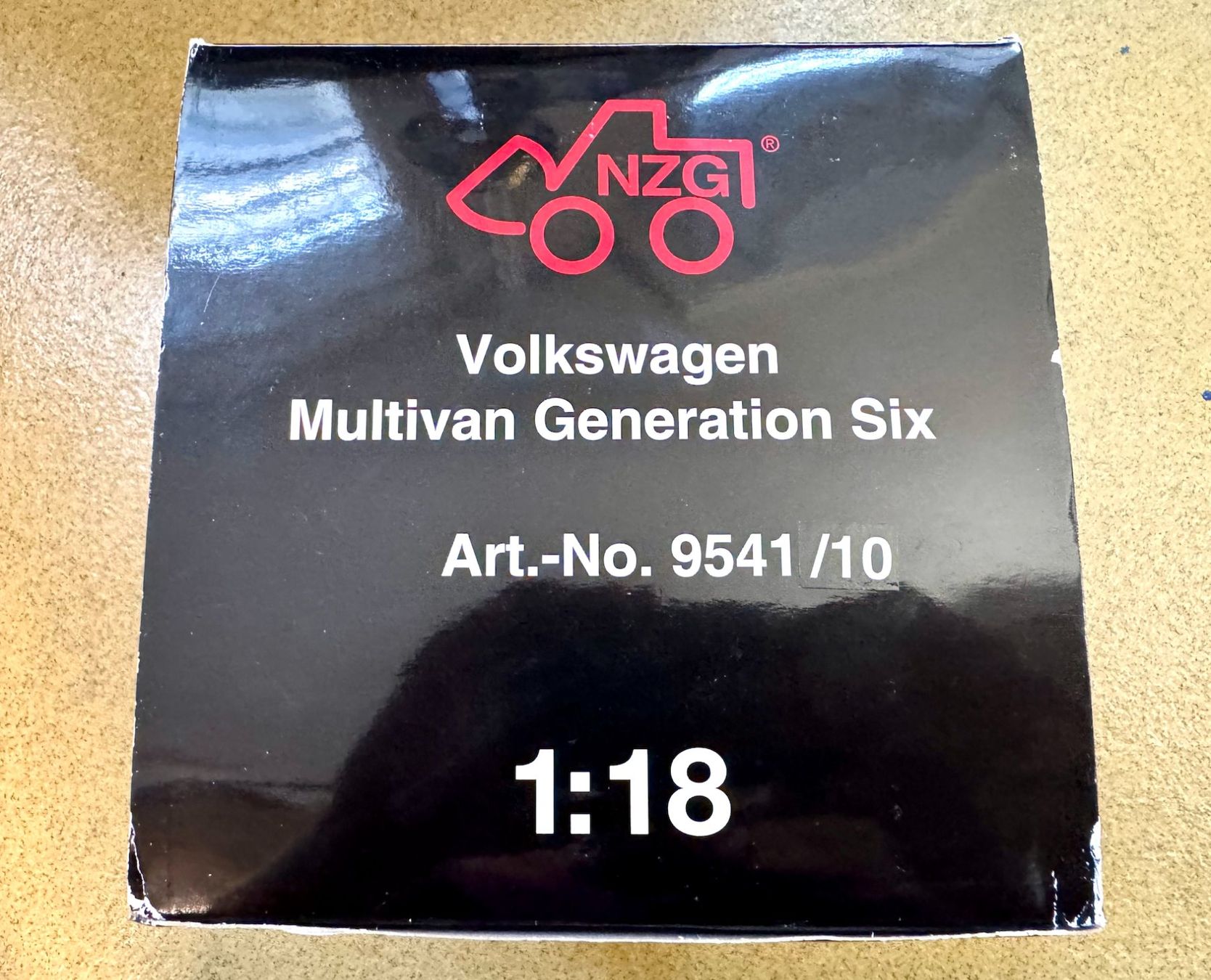 Volkswagen Modellini d'auto: 1/18 NZG VW T6 Bus Multivan Red/White 9541/10 – Nuovo e nell'imballaggio originale da Lausanne venduto da Techobby 3
