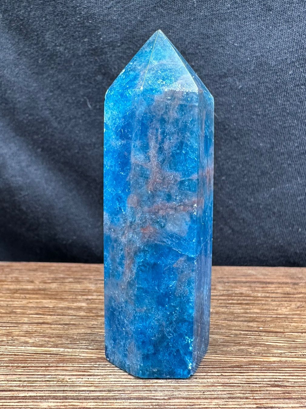 Minerali & Pietre curative: Blauer Apatit Obelisk, Turm, Spitze – Nuovo e nell'imballaggio originale da Männedorf venduto da Handschmeichler 1