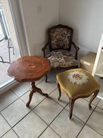 Gobelin Stuhl und Hocker und Tisch