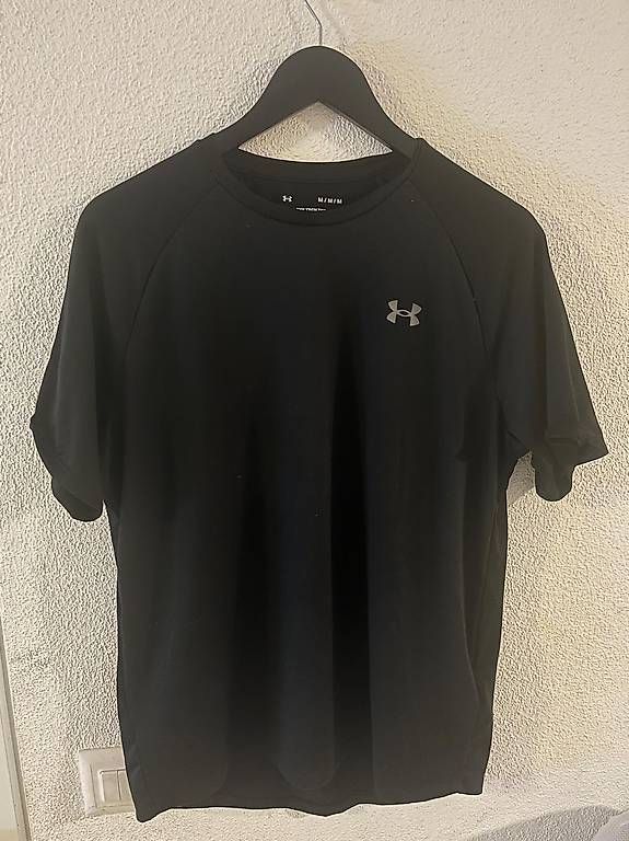 T-shirt: Under Armour Sport T-Shirt – Usato da Kriens venduto da seeungeheuer67