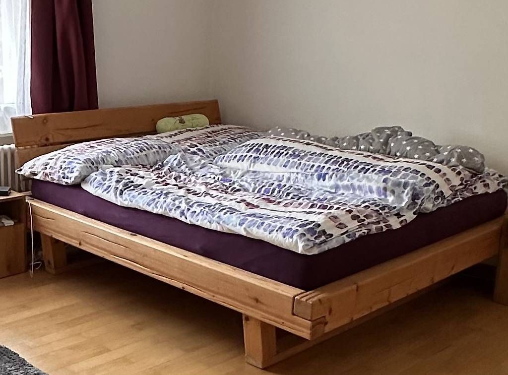 Letti: Massives Balkenbett mit LED Beleuchtung – Usato da Castrisch venduto da Vali-19