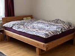 Massives Balkenbett mit LED Beleuchtung