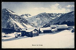 AK Maran bei Arosa, Verschneite Holzhäuser vor Bergpanorama