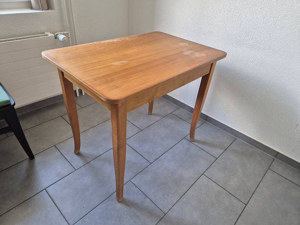 Tische: Kleiner Bastel- oder Arbeitstisch aus Holz – Gebraucht aus Niedergösgen von Perunasalaatti