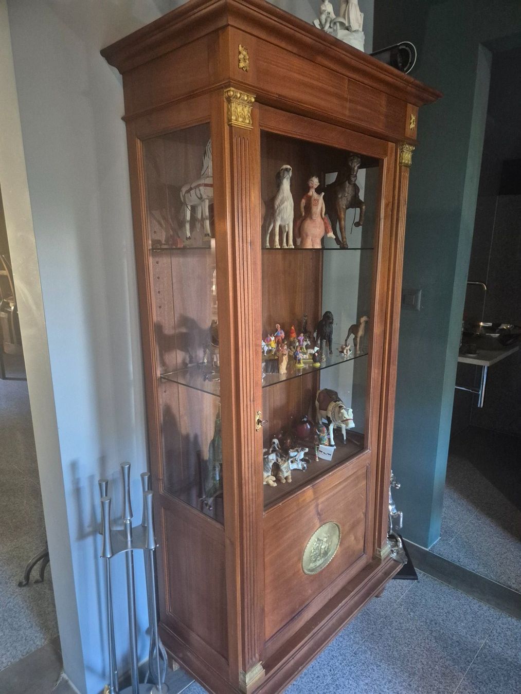 Vetrine: Exceptionnel meuble vitrine Empire – Usato da Morgins venduto da pmd_px9d 1