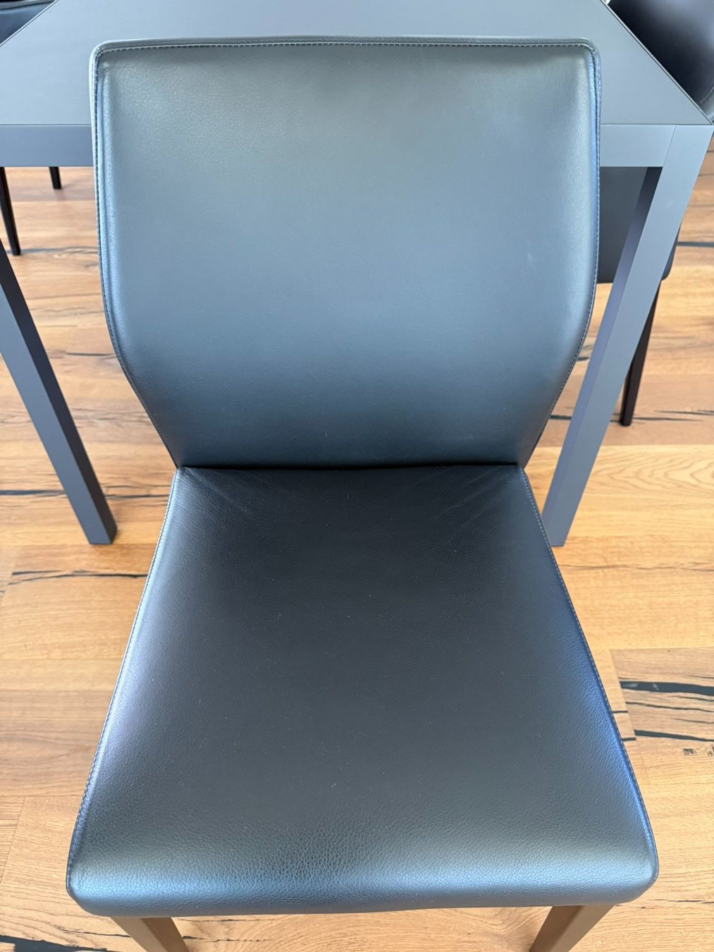 Set di tavolo e panche: MDF Tisch anthrazit mit schwarzen Wittmann Lederstühlen – Usato da Muri b. Bern venduto da ris_m7jw 4