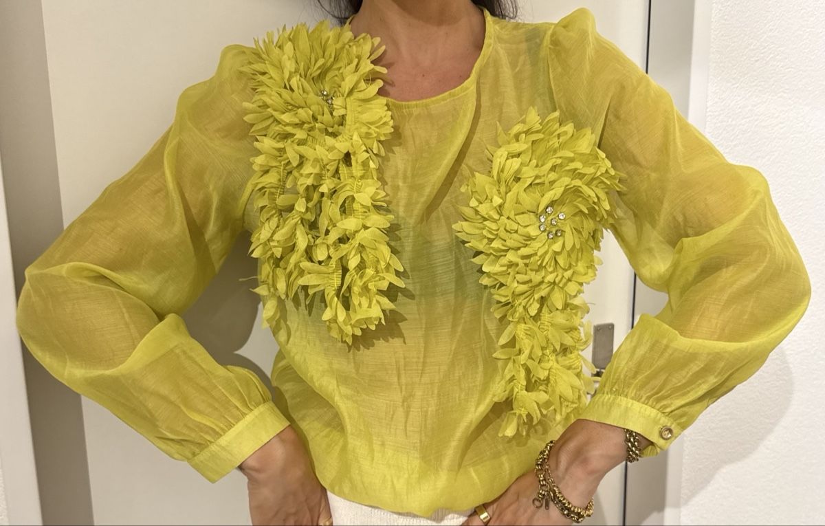 Chemisiers: Bluse mit Blumenapplikationen und Perlen Grösse M – D'occasion à Dübendorf par ReLoved_Fashion_ZH