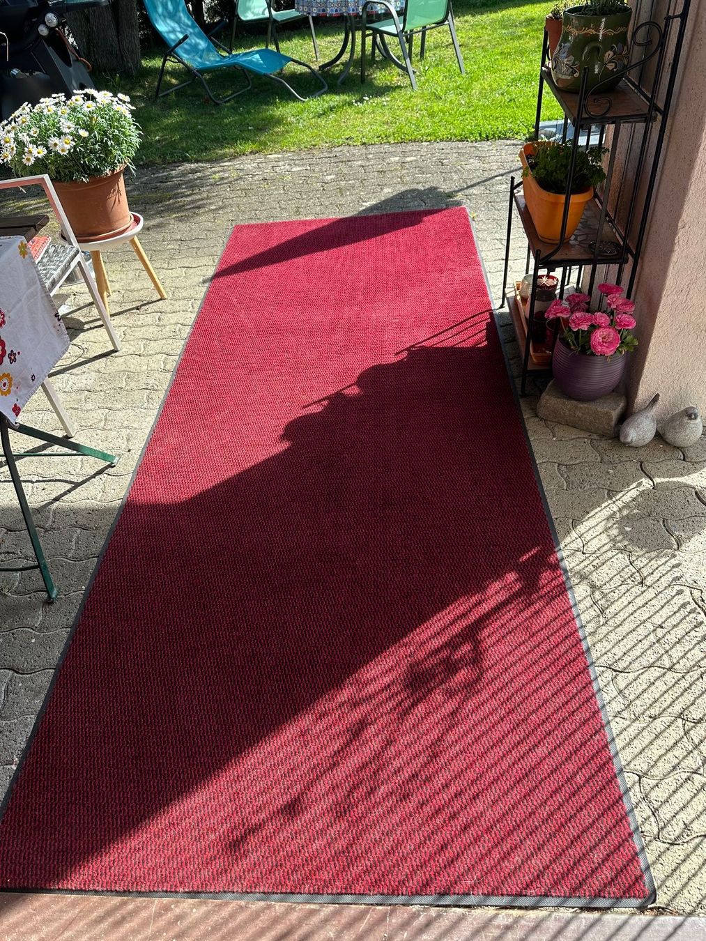 Tappeti: Roter Teppich, neuwertig, robust, Ideal für Eingangsbereich, – Usato da Donzhausen venduto da Idusty
