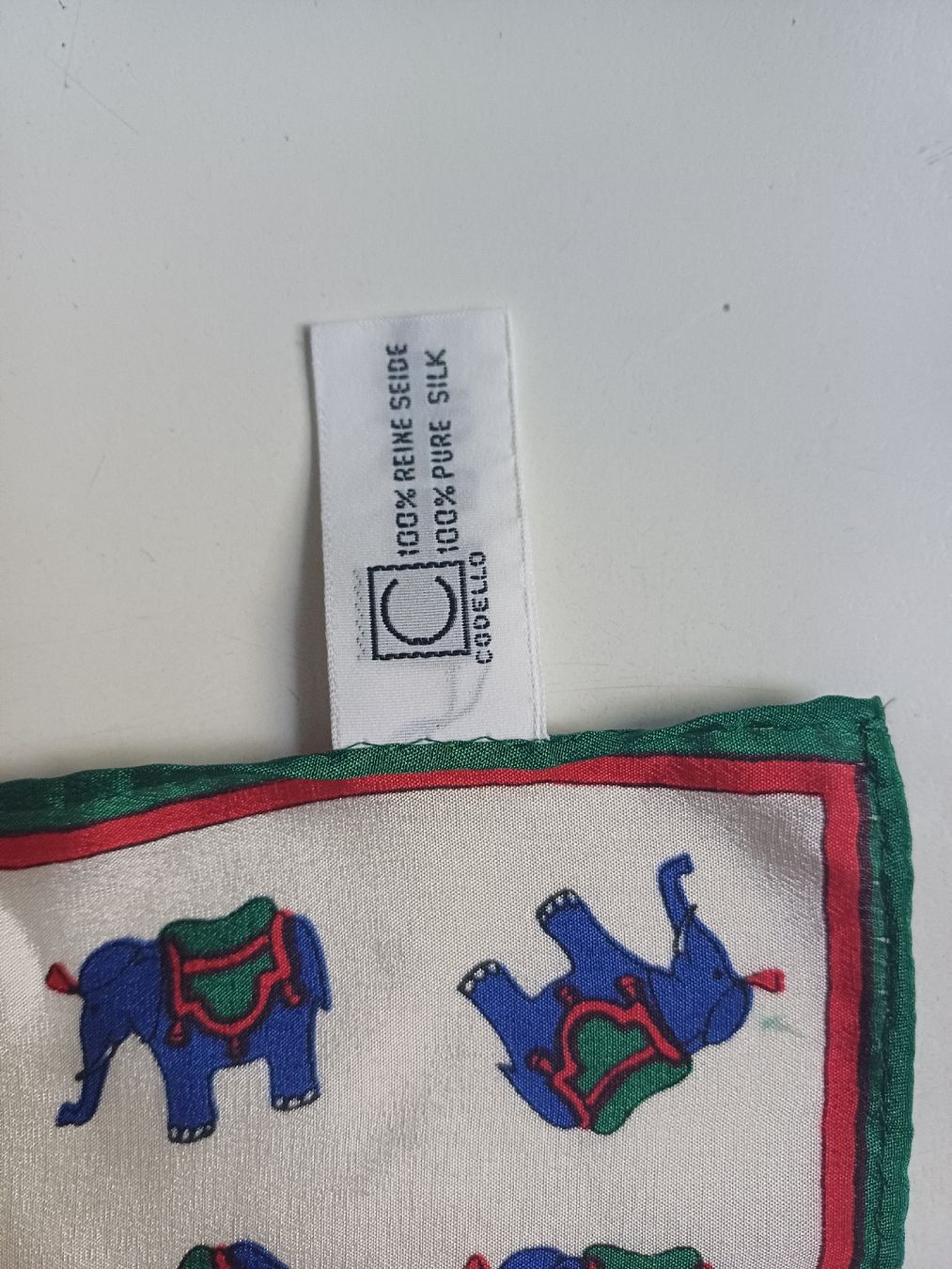 Altro in  Abbigliamento & Accessori: Seidentuch mit Elefanten, Codello, 29x27cm – Nuovo (secondo la descrizione) da Zürich venduto da Avocadokern 1