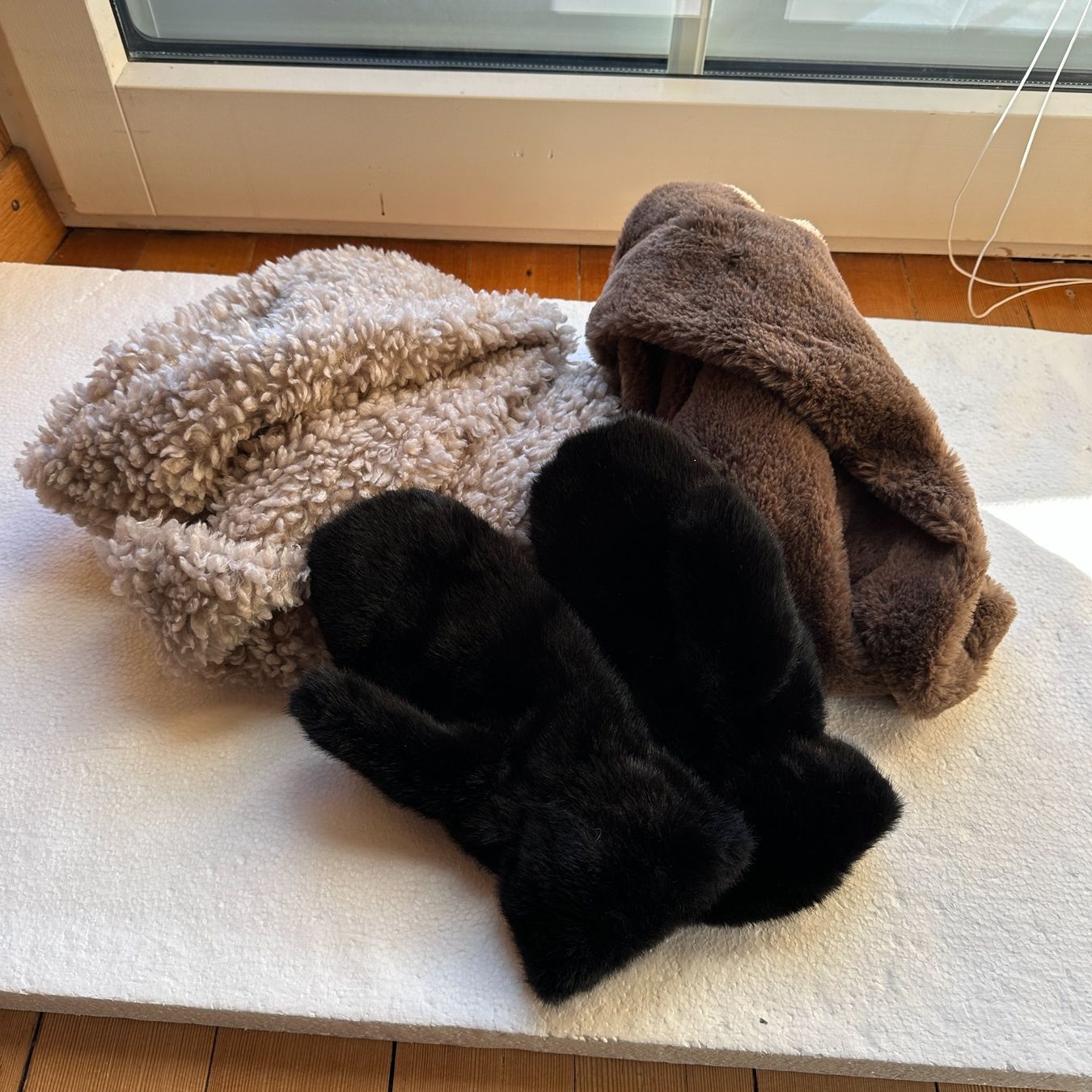 Lotti di vestiti: Loop Schal Halstuch Handschuhe Paket neu! – Nuovo (secondo la descrizione) da Gümmenen venduto da FelizitasHermann