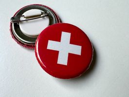 Badge Suisse – drapeau croix rouge et blanc