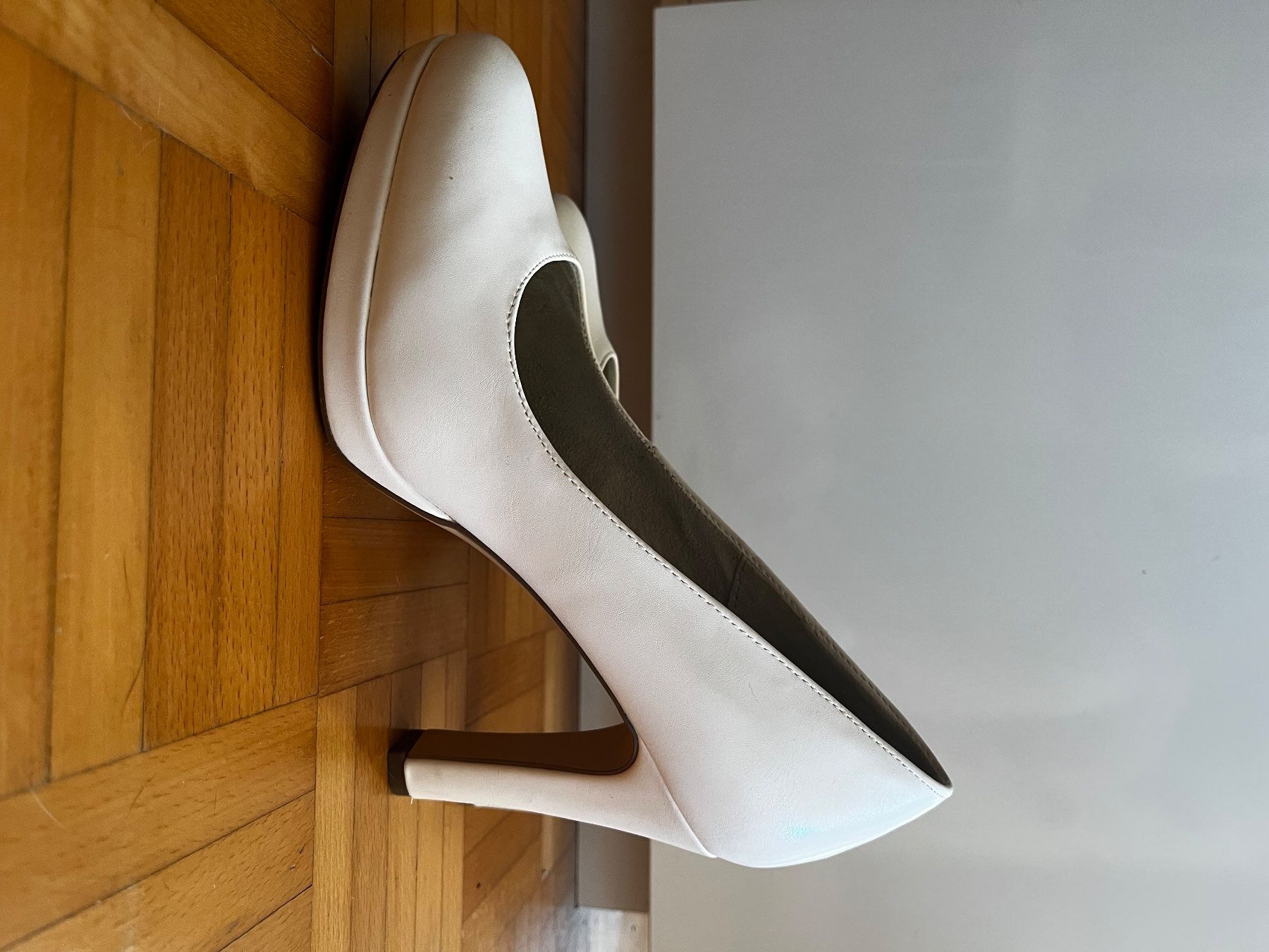 Tamaris Damenschuhe: Tamaris. Weisse Pumps, gr 39 – Neu (gemäss Beschreibung) aus Interlaken von Sammy_6wpq 1