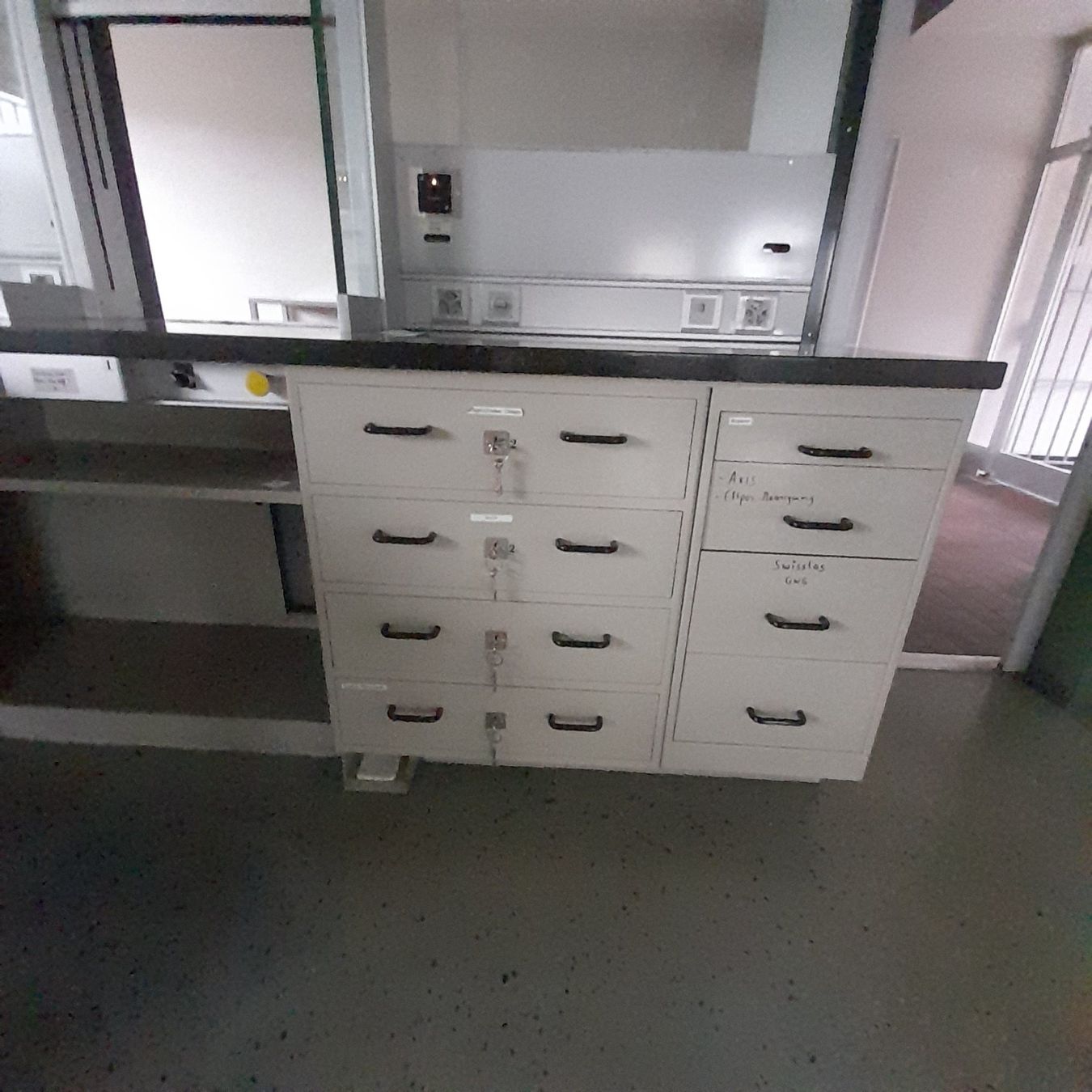 Allestimento di negozi e stand fieristici: Postschalter Bankschalter Polizeiposten Schalterfront Theke – Usato da Orpund venduto da 118302 6