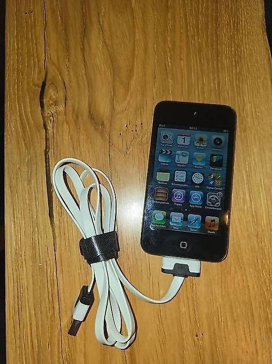 Apple Lettore multimediale portatile: Apple Ipod touch 4te Generation 8 GB – Usato da Zürich venduto da ale_xxz7