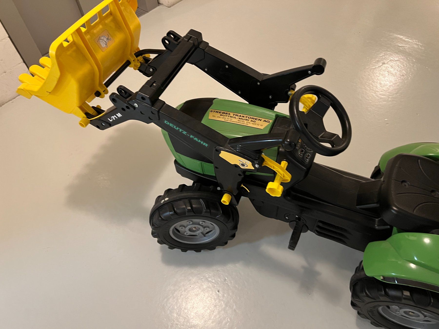 Deutz Fahrzeuge für Kinder: Deutz Trett-Traktor mit Frontlader – Neu (gemäss Beschreibung) aus Staufen von Rroeschu 1