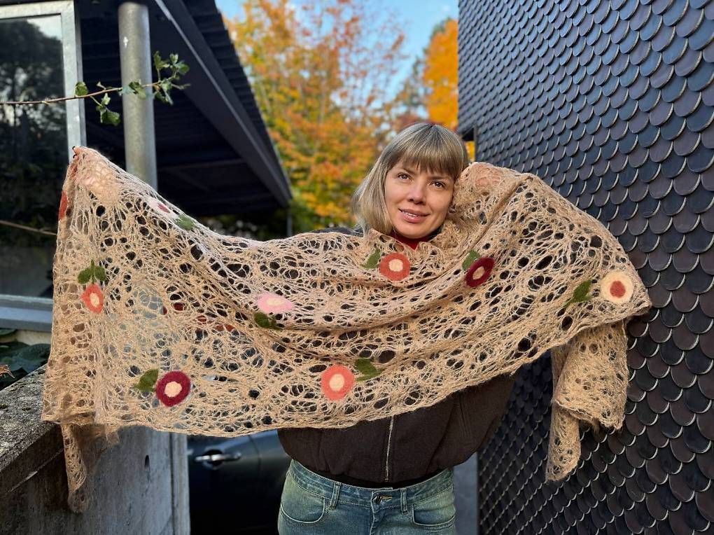Foulard & Sciarpe: Brauner Mohairschal mit Blumen-Motiven – Usato da Thalwil venduto da han_2b8c 2