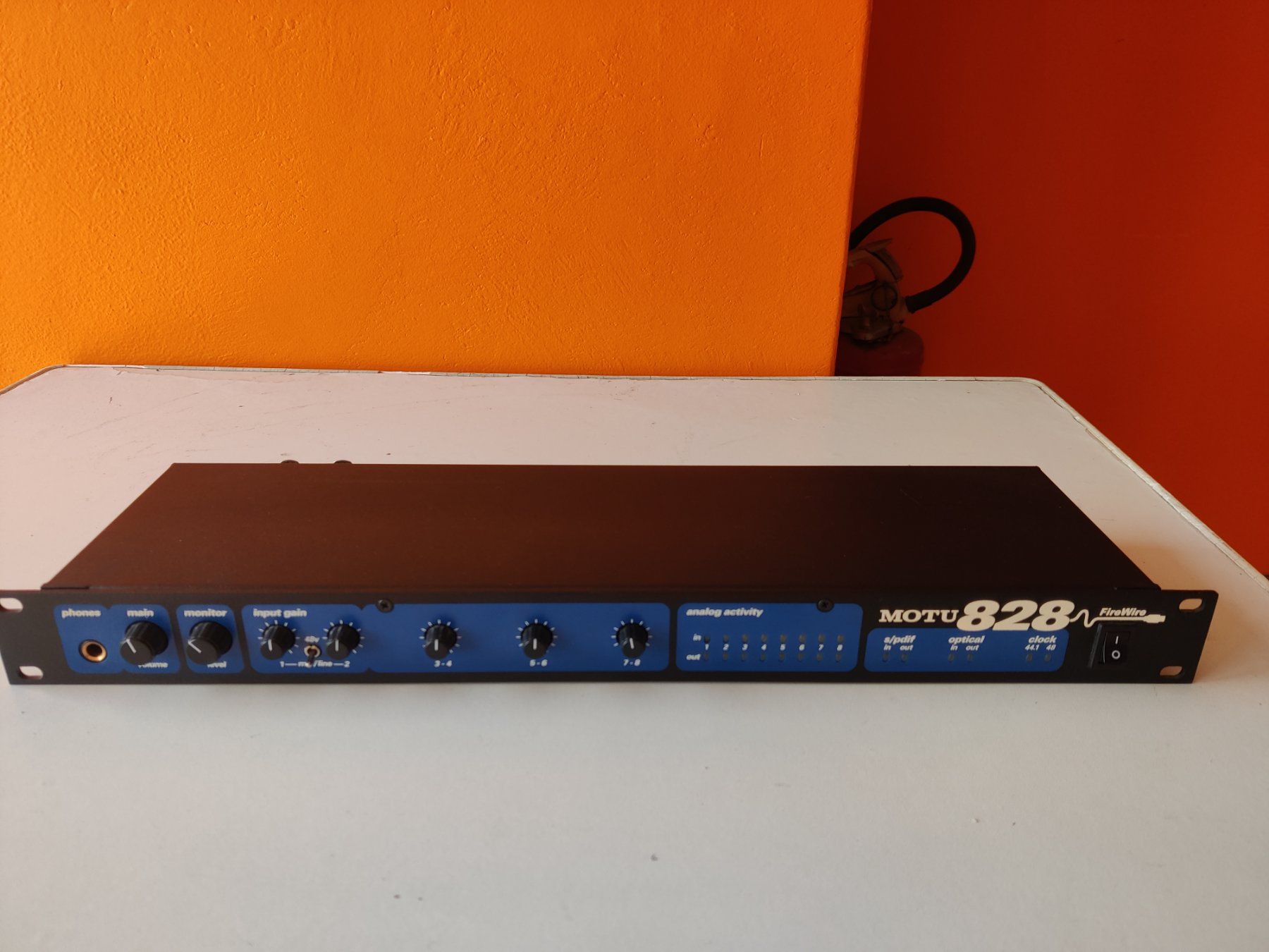 Attrezzatura per studi di registrazione: MOTU 828 Firewire Audio Interface – Usato da Viganello venduto da XTECHSTOREX 1