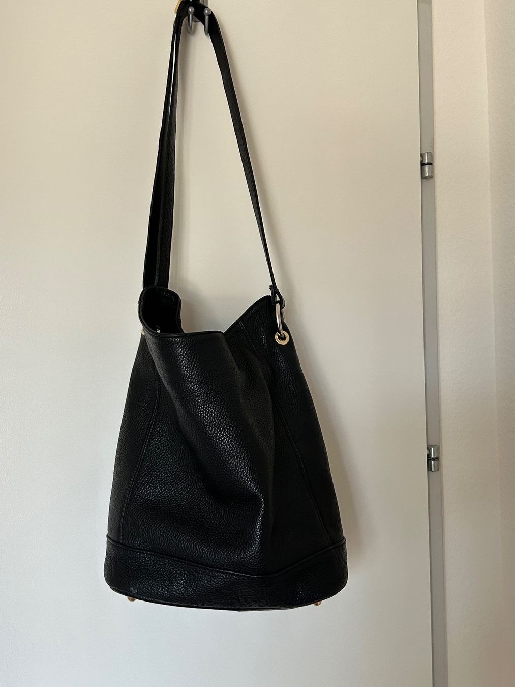 Taschen für Damen: Schwarze Ledertasche – Gebraucht aus Rorschach von LuciaTramp 4