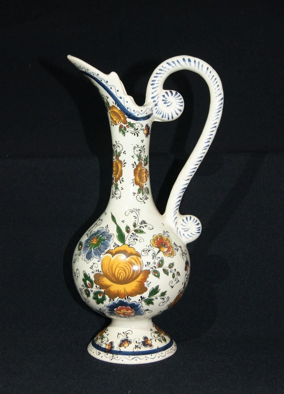 Karaffen: Wunderbarer, opulent gestalteter Krug aus Delft – Defekt aus Geroldswil von ARTEFACTO 1