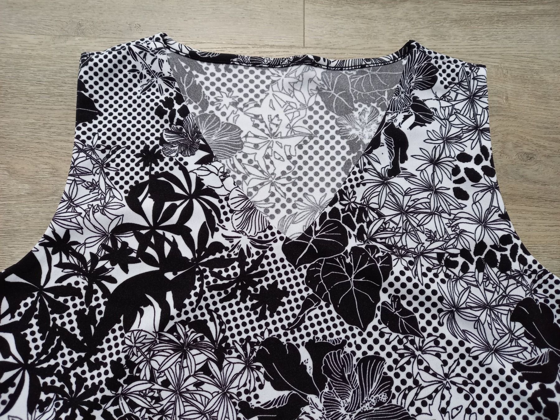T-shirt: " Blumenshirt"  M/L – Usato da Bätterkinden venduto da Elefantenzoo 1