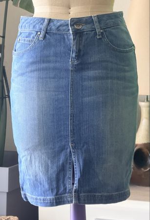 Cool Denim Pencil Skirt - Perfect for Summer Strolls!