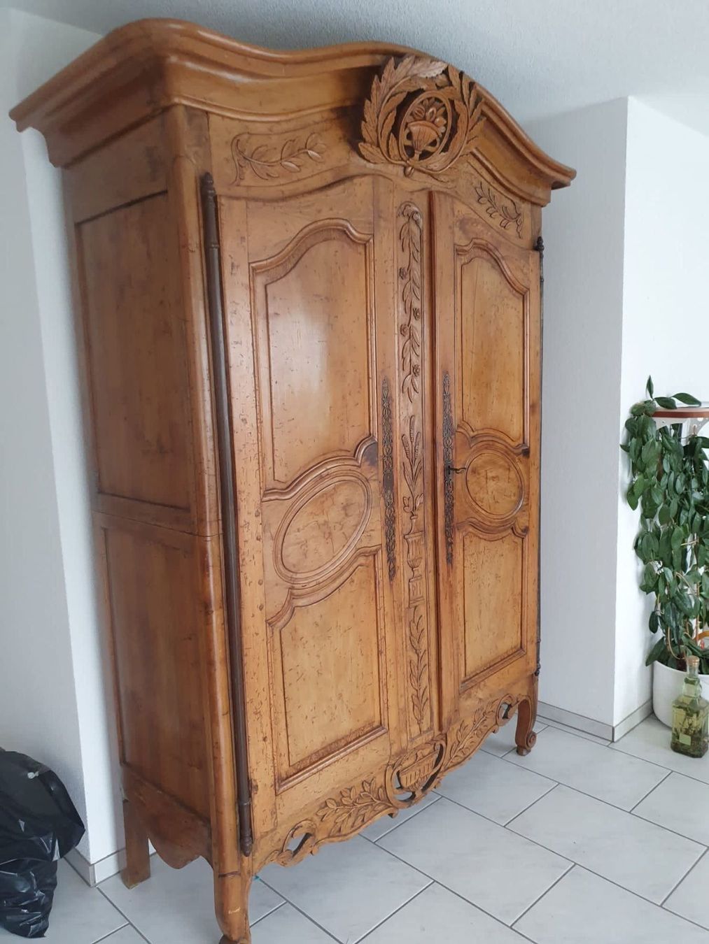 Schränke: ANTIKE LOUIS XV SCHRANK – Gebraucht aus Dietikon von brocki-eyra 1