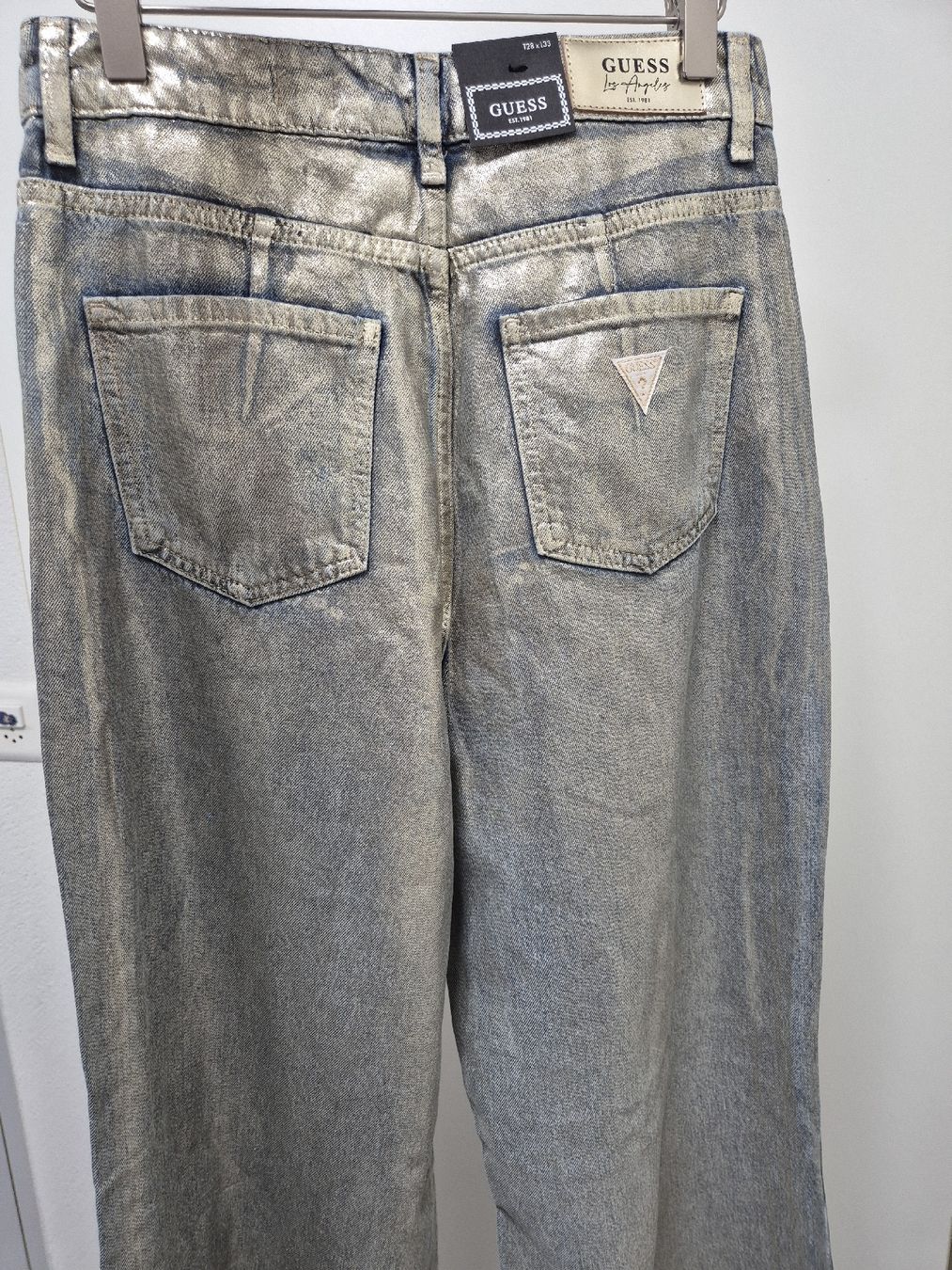 Guess Jeans: GUESS Flared Jeans silber Gr. 28 – Nuovo (secondo la descrizione) da Volketswil venduto da 2000ra 2