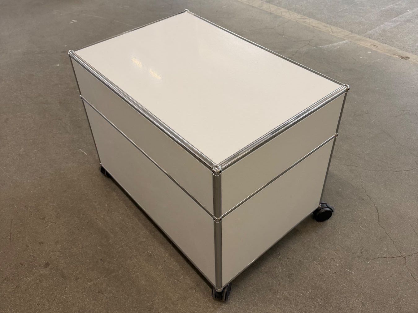 USM Eléments de bureau: USM Haller Rollcontainer mit 3 Schubladen – D'occasion à Dietlikon par ComdatAG 4