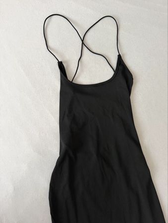 Schwarzes Trägerkleid rückenfrei