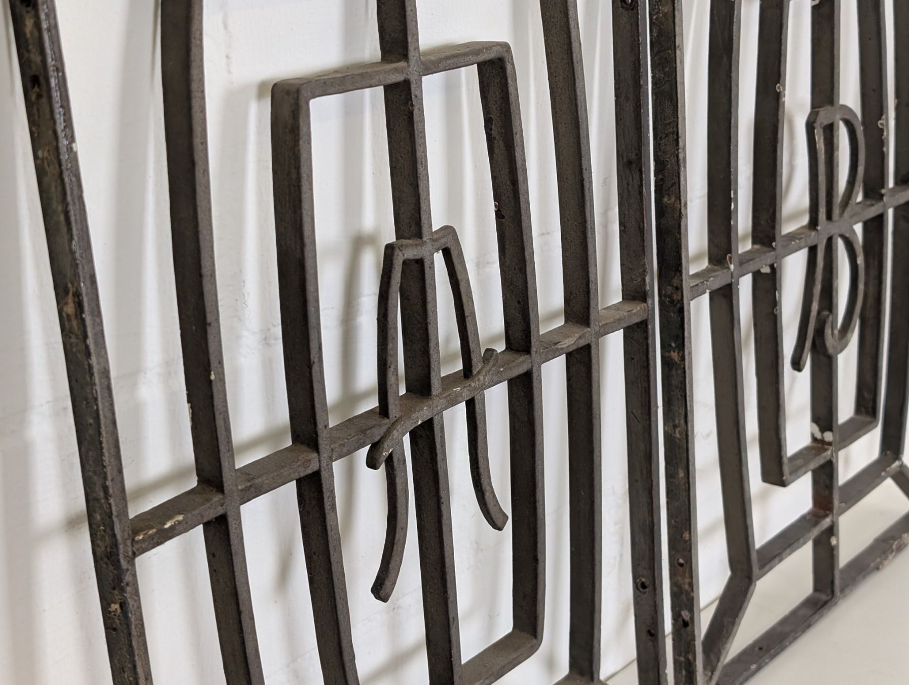 Griglie e Inferriate: 2 Antike schmiedeeiserne Fenstergitter mit A & B – Usato da Winterthur venduto da Hint17 4