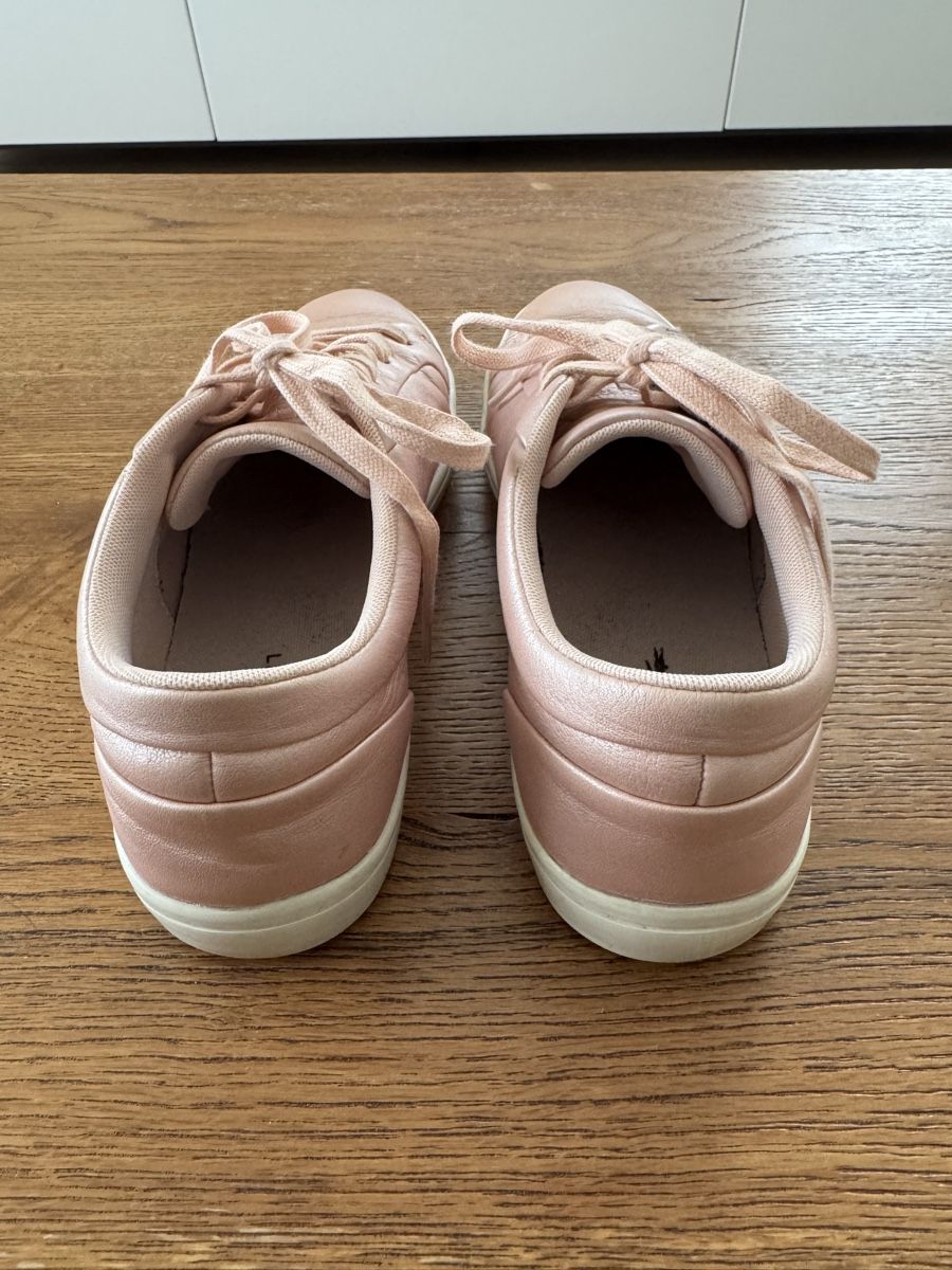 Lacoste Scarpe da donna: Lacoste Sneaker rosa Grösse 40.5 gebraucht – Usato da Küssnacht am Rigi venduto da Belli_12 3