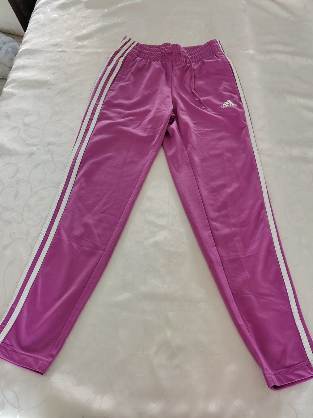 Adidas Pantaloni: violette adidas Trainerhosen Gr XS – Usato da Brüttisellen venduto da kikaninchen79