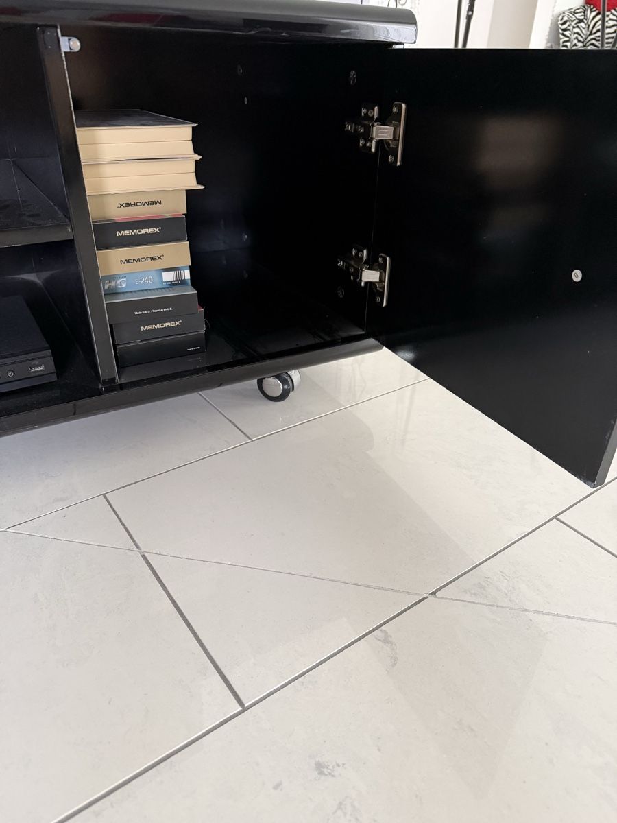 TV Möbel: Schwarzes Lowboard mit Rollen guter Zustand – Gebraucht aus Münsingen von energystar15 4