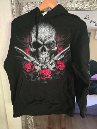 Schöner Spiral Kapuzenpullover mit Totenkopfmotiv Gr. L