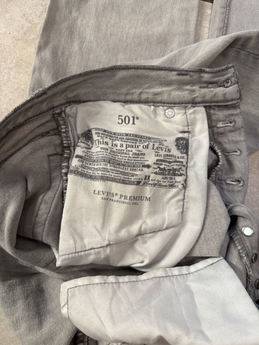 Levi's Jeans: Graue Levi's Jeans 501 , Gr. 24/30 – Gebraucht aus Dürnten von Makro79 2