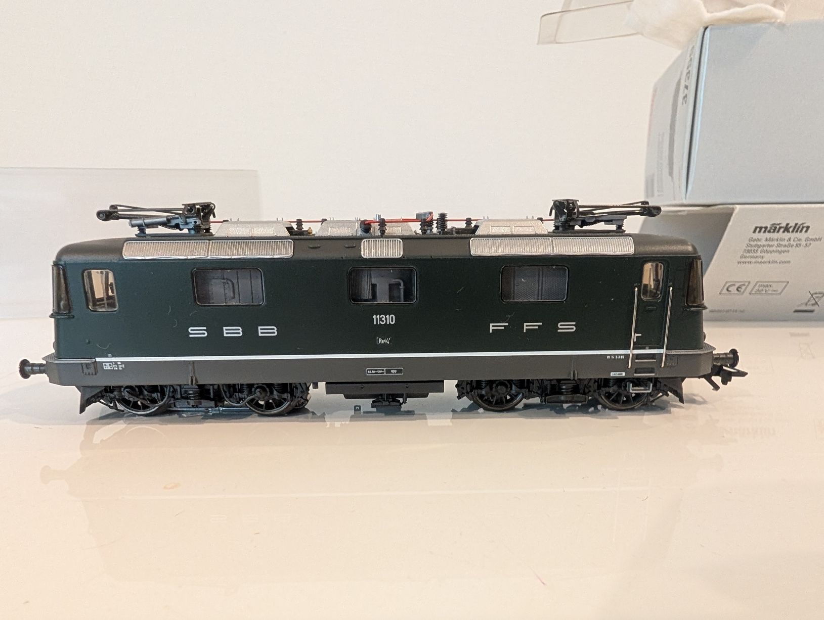 Märklin Modelleisenbahnen: Märklin 37359 SBB Re 4/4 II – Defekt aus Stein/AG von sborn 3