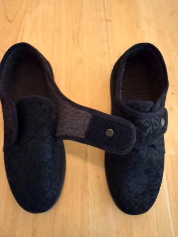 Scarpe da donna: NEU: Bequeme Damen Hausschuhe Gr. 40 – Nuovo e nell'imballaggio originale da Untersiggenthal venduto da Yefe 1