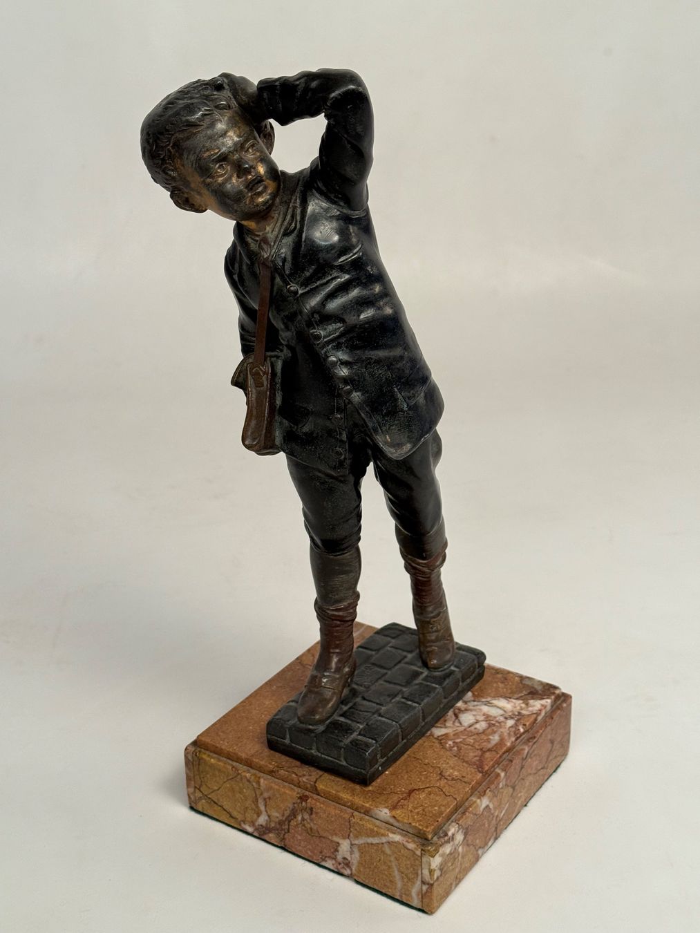 Statuette: Antike signierte Figur E. Bouret auf Marmorsockel – Usato da Itingen venduto da uhu777