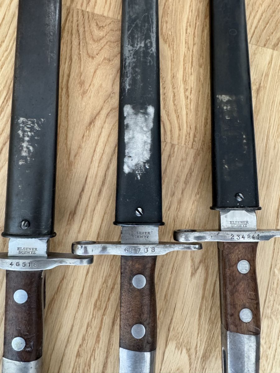 Schweizer Armee Stichwaffen: 3 Bajonette mit Scheiden, nummeriert, sehr selten  – Gebraucht aus Riehen von Stefan.Hauber_85 1
