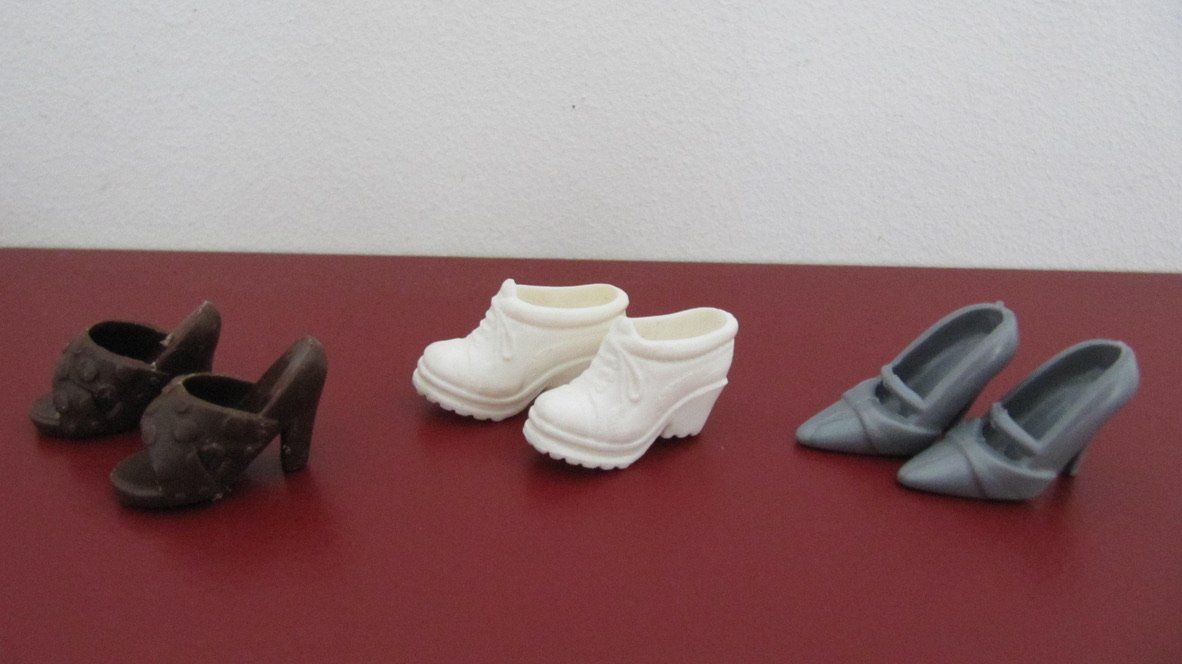 Bambole: Barbieschuhe Set mit Regal, verschiedene Paare – Usato da Brunnen venduto da Kiwiland1 3
