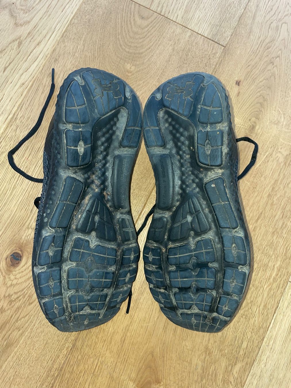 Under Armour Damenschuhe: Laufschuhe – Gebraucht aus Fislisbach von arse 4
