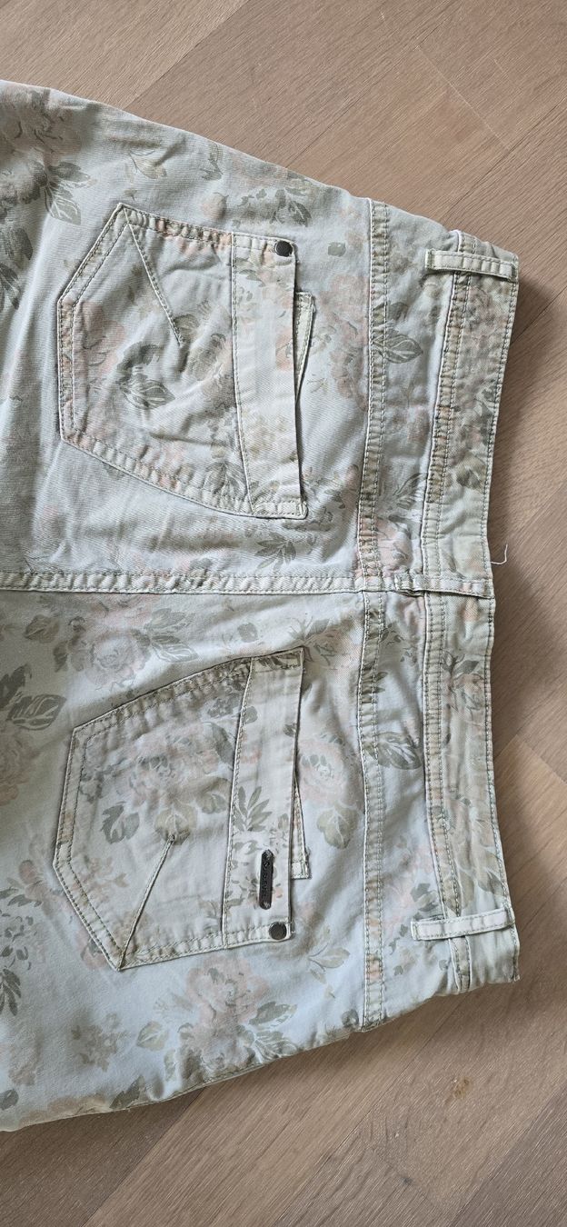 Pantaloni: Sommerliche Sublevel Shorts, Grösse M, Blumenmuster! – Usato da Amlikon-Bissegg venduto da Schnuefeli4 2